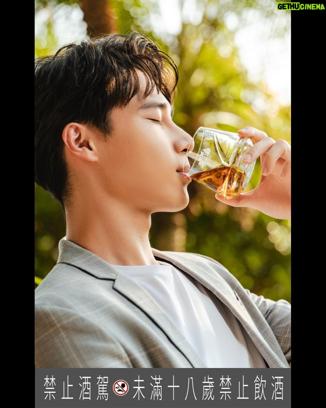 Wayne Song Instagram - @The_Macallan 麥卡倫 全新威士忌系列煥然一新! 麥卡倫與平面設計大師David Carson的默契結晶,完美呈現於每瓶臻彩系列酒款,融入旅行與生活,全球旅遊免稅店零售獨賣,將旅行、品味融為一體,成為生活中一抹獨特的色彩。 謝謝麥卡倫分享,我手上的包裝AR設計作品是非賣特別款,在機場可以體驗另一種手機AR版本的各年份風味圖案動畫顯示於瓶身上, 麥卡倫免稅精品店現場人員也可以協助將酒包裝成精緻的禮品 ,留給各位當作驚喜了。 The Colour Collection 臻彩系列包含12年、15年、18年、21年和30年的單一麥芽威士忌,味道豐富多元,不只是威士忌,更是一段被陽光療癒的時光,彷彿置身於一場味蕾的奇幻冒險。 就像買了一張機票,踏上了這趟奇妙的旅程,穿梭在機艙裡,來到充滿著獨特韻味的夏日聖地,不只是威士忌,更是享受生活的一種表徵。 隨著不同的香氣,一起品嚐威士忌與生活的美好,展開充滿沈浸式享受的旅程吧! #TheMacallan #ColourCollection 🥃✨ #TravelExclusive