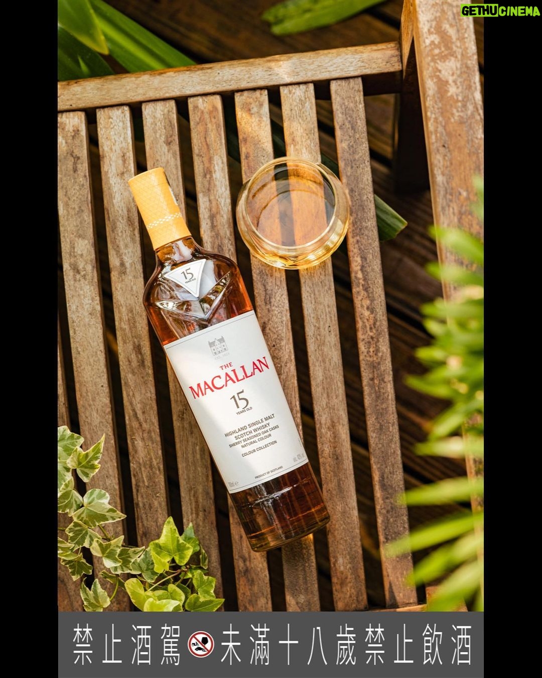 Wayne Song Instagram - @The_Macallan 麥卡倫 全新威士忌系列煥然一新! 麥卡倫與平面設計大師David Carson的默契結晶,完美呈現於每瓶臻彩系列酒款,融入旅行與生活,全球旅遊免稅店零售獨賣,將旅行、品味融為一體,成為生活中一抹獨特的色彩。 謝謝麥卡倫分享,我手上的包裝AR設計作品是非賣特別款,在機場可以體驗另一種手機AR版本的各年份風味圖案動畫顯示於瓶身上, 麥卡倫免稅精品店現場人員也可以協助將酒包裝成精緻的禮品 ,留給各位當作驚喜了。 The Colour Collection 臻彩系列包含12年、15年、18年、21年和30年的單一麥芽威士忌,味道豐富多元,不只是威士忌,更是一段被陽光療癒的時光,彷彿置身於一場味蕾的奇幻冒險。 就像買了一張機票,踏上了這趟奇妙的旅程,穿梭在機艙裡,來到充滿著獨特韻味的夏日聖地,不只是威士忌,更是享受生活的一種表徵。 隨著不同的香氣,一起品嚐威士忌與生活的美好,展開充滿沈浸式享受的旅程吧! #TheMacallan #ColourCollection 🥃✨ #TravelExclusive