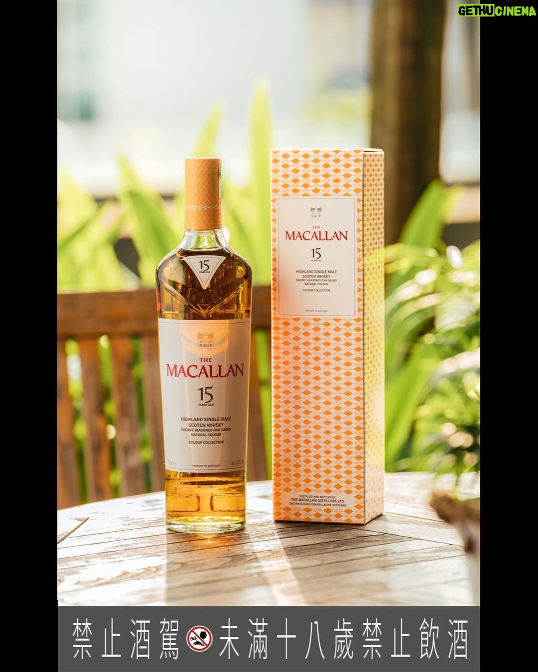 Wayne Song Instagram - @The_Macallan 麥卡倫 全新威士忌系列煥然一新! 麥卡倫與平面設計大師David Carson的默契結晶,完美呈現於每瓶臻彩系列酒款,融入旅行與生活,全球旅遊免稅店零售獨賣,將旅行、品味融為一體,成為生活中一抹獨特的色彩。 謝謝麥卡倫分享,我手上的包裝AR設計作品是非賣特別款,在機場可以體驗另一種手機AR版本的各年份風味圖案動畫顯示於瓶身上, 麥卡倫免稅精品店現場人員也可以協助將酒包裝成精緻的禮品 ,留給各位當作驚喜了。 The Colour Collection 臻彩系列包含12年、15年、18年、21年和30年的單一麥芽威士忌,味道豐富多元,不只是威士忌,更是一段被陽光療癒的時光,彷彿置身於一場味蕾的奇幻冒險。 就像買了一張機票,踏上了這趟奇妙的旅程,穿梭在機艙裡,來到充滿著獨特韻味的夏日聖地,不只是威士忌,更是享受生活的一種表徵。 隨著不同的香氣,一起品嚐威士忌與生活的美好,展開充滿沈浸式享受的旅程吧! #TheMacallan #ColourCollection 🥃✨ #TravelExclusive