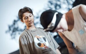 Wayne Song Instagram - 天下無不散的宴席，走著走著，轉眼間就要到了完結篇，從前置訓練、拍攝到宣傳，看著你們各個努力、投入和享受的眼神，好想給你們大大的擁抱並且打從心底說一聲「辛苦了」！

在戲裡，我在龍幫，你們在義雲盟；在戲外，我們都活在充滿KISEKI奇蹟的世界裡。

此次的結束，是為了迎接擁有彼此的明天，更燦爛、更耀眼的陽光在等著我們。

明晚的完結篇，大家一起好好享受，想哭就大聲哭出來吧！

@kaihsu_ 
@taro_yu_tung 
@nat.chen_10 
@louis_abcd 
🎬 @kiseki_dear.to.me 
📷 @actor_wayne