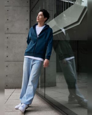 Wayne Song Instagram - 記得剛出道、還是個大學生的某一年生日，我想買一個東西獎勵自己並作為紀念，當時，我就買了人生第一件 Z.N.E. 外套作為生日禮物送給自己。在那個對夢想還有點徬徨的時期，穿著被眾星加持的 Z.N.E.外套就像是某一種對自己的鼓勵與認同。

全新改版的 Z.N.E. 運動外套有極簡的時尚外觀，還具有高舒適性，高質感的太空棉搭配AEROREADY材質，保暖而透氣，在季節交替的此時穿搭最剛好！

和當年一樣經典的加深帽緣設計不僅能抵擋風寒，還能阻擋噪音，對於在工作現場時常需要保持專注力的我來說非常實用。

在戲劇的世界裡，我們經歷著各個角色的嶙峋起伏，每一刻都如詩如畫；在日常裡，Z.N.E. 運動外套已是我生活中不可或缺的一部分，不僅是時尚的象徵，更是實用之選，陪伴我走向下一個關鍵時刻。
 
@adidas_tw
#adidasSportswear
#ZNE