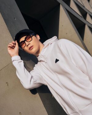 Wayne Song Instagram - 記得剛出道、還是個大學生的某一年生日，我想買一個東西獎勵自己並作為紀念，當時，我就買了人生第一件 Z.N.E. 外套作為生日禮物送給自己。在那個對夢想還有點徬徨的時期，穿著被眾星加持的 Z.N.E.外套就像是某一種對自己的鼓勵與認同。

全新改版的 Z.N.E. 運動外套有極簡的時尚外觀，還具有高舒適性，高質感的太空棉搭配AEROREADY材質，保暖而透氣，在季節交替的此時穿搭最剛好！

和當年一樣經典的加深帽緣設計不僅能抵擋風寒，還能阻擋噪音，對於在工作現場時常需要保持專注力的我來說非常實用。

在戲劇的世界裡，我們經歷著各個角色的嶙峋起伏，每一刻都如詩如畫；在日常裡，Z.N.E. 運動外套已是我生活中不可或缺的一部分，不僅是時尚的象徵，更是實用之選，陪伴我走向下一個關鍵時刻。
 
@adidas_tw
#adidasSportswear
#ZNE