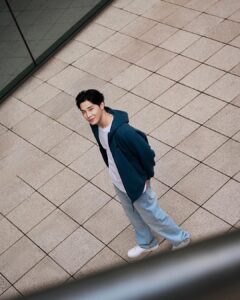 Wayne Song Instagram - 記得剛出道、還是個大學生的某一年生日，我想買一個東西獎勵自己並作為紀念，當時，我就買了人生第一件 Z.N.E. 外套作為生日禮物送給自己。在那個對夢想還有點徬徨的時期，穿著被眾星加持的 Z.N.E.外套就像是某一種對自己的鼓勵與認同。 全新改版的 Z.N.E. 運動外套有極簡的時尚外觀，還具有高舒適性，高質感的太空棉搭配AEROREADY材質，保暖而透氣，在季節交替的此時穿搭最剛好！ 和當年一樣經典的加深帽緣設計不僅能抵擋風寒，還能阻擋噪音，對於在工作現場時常需要保持專注力的我來說非常實用。 在戲劇的世界裡，我們經歷著各個角色的嶙峋起伏，每一刻都如詩如畫；在日常裡，Z.N.E. 運動外套已是我生活中不可或缺的一部分，不僅是時尚的象徵，更是實用之選，陪伴我走向下一個關鍵時刻。 @adidas_tw #adidasSportswear #ZNE