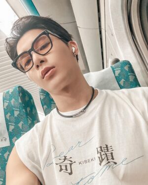 Wayne Song Instagram - 謝謝劇組協助趕拍、讓我可以順利趕回台北宣傳！🙏🏻

#奇蹟PLUS 終於播出了，自己看了還是雞皮疙瘩掉滿地，謝謝 #張騰 帶我經歷了這一切，范哲睿就像一道光，無情地闖入了他的世界。

生離死別對我來說還是一門很艱難的課題，我也一直還在學習著如何面對死亡。

謝謝學長，謝謝雋智，謝謝每位一起成就與愛護 #KISEKI奇蹟 的大家，也謝謝每位陪伴著我的朋友，愛你們。

半夜的地板，真的很冷。

@kiseki_dear.to.me 
@kaihsu_ 
@chunchih_huang