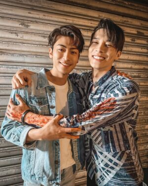 Wayne Song Instagram - 謝謝劇組協助趕拍、讓我可以順利趕回台北宣傳！🙏🏻

#奇蹟PLUS 終於播出了，自己看了還是雞皮疙瘩掉滿地，謝謝 #張騰 帶我經歷了這一切，范哲睿就像一道光，無情地闖入了他的世界。

生離死別對我來說還是一門很艱難的課題，我也一直還在學習著如何面對死亡。

謝謝學長，謝謝雋智，謝謝每位一起成就與愛護 #KISEKI奇蹟 的大家，也謝謝每位陪伴著我的朋友，愛你們。

半夜的地板，真的很冷。

@kiseki_dear.to.me 
@kaihsu_ 
@chunchih_huang