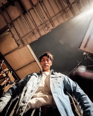 Wayne Song Instagram - 謝謝劇組協助趕拍、讓我可以順利趕回台北宣傳！🙏🏻

#奇蹟PLUS 終於播出了，自己看了還是雞皮疙瘩掉滿地，謝謝 #張騰 帶我經歷了這一切，范哲睿就像一道光，無情地闖入了他的世界。

生離死別對我來說還是一門很艱難的課題，我也一直還在學習著如何面對死亡。

謝謝學長，謝謝雋智，謝謝每位一起成就與愛護 #KISEKI奇蹟 的大家，也謝謝每位陪伴著我的朋友，愛你們。

半夜的地板，真的很冷。

@kiseki_dear.to.me 
@kaihsu_ 
@chunchih_huang