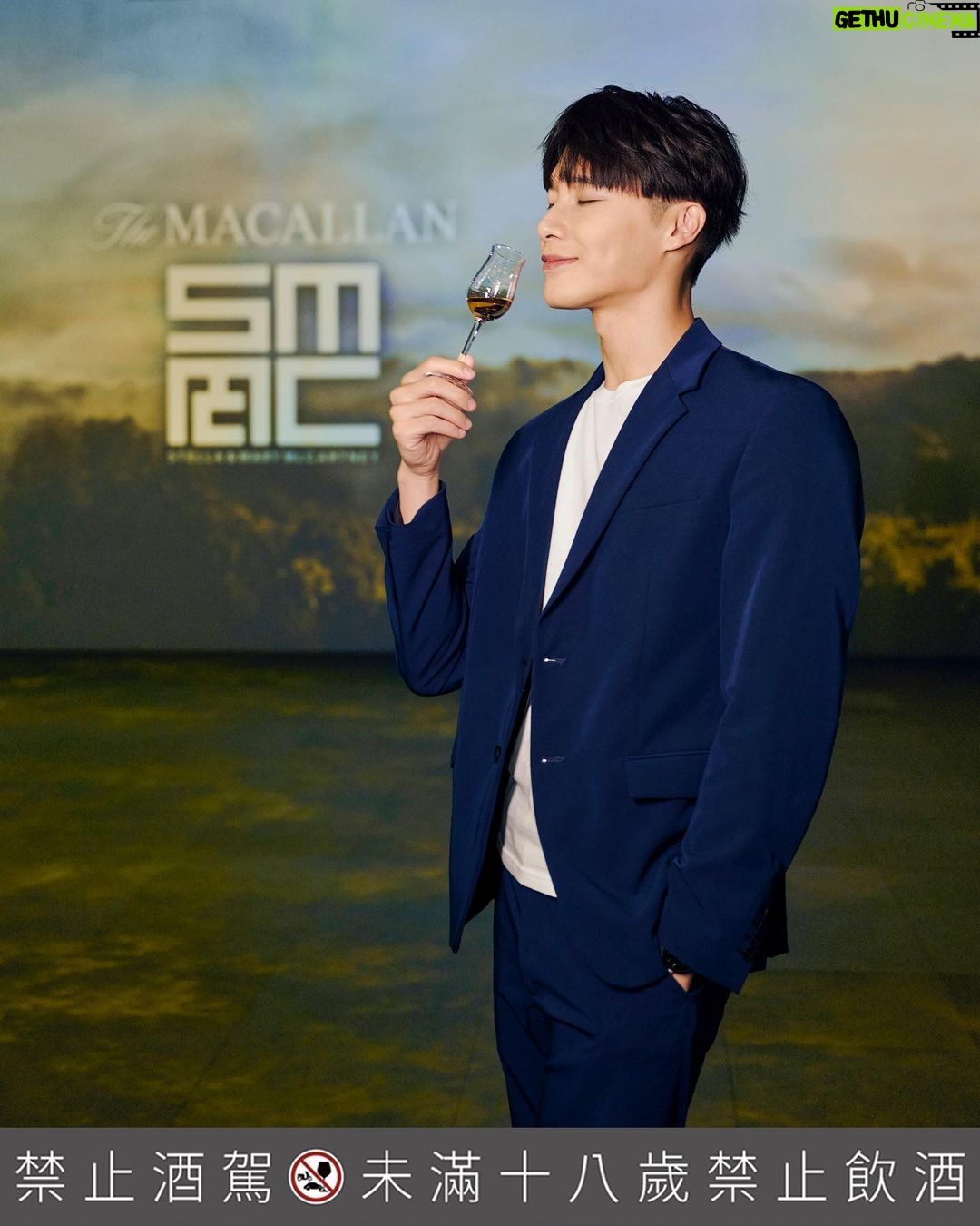 Wayne Song Instagram - 謝謝每次都讓我驚艷的麥卡倫 @themacallan_taiwan 邀請! 能夠在放鬆舒適的環境享受美酒與美食,是那麼享受的一件事。這次的麥卡倫品酩會,擁有精心打造的藝術空間,喝著「黃金麥穗Amber Meadow」,搭配四面環景的投影視覺,讓大家彷彿瞬間置身在蘇格蘭高地的麥卡倫莊園,充滿驚喜的沈浸式體驗讓我這個攝影控興奮至極,太美了! 在味覺上的體驗,更透過親手打造的餐點及調酒,為「黃金麥穗Amber Meadow」創造不同的品飲層次。此款酒讓我感受到來自蘇格蘭的柑橘水果和忍冬花香,入喉則又有濃郁橡木、檸檬、哈密瓜與英式司康風味,更特別的是,尾韻還有淡淡的杏仁與綠茶的香氣,酒體飽滿而具層次。 此外,首次攜手合作都是在蘇格蘭長大的姐妹:英國知名服裝設計師、風格攝影師Mary and Stella McCartney ,完美詮釋麥卡倫致力於與自然共生的品牌精神,從風味概念到包裝設計,都以蘇格蘭的土地及大自然為靈感, 並在包裝盒上呈現Mary所拍攝的麥卡倫莊園景色,將包裝與設計回饋自然。 活動現場也展示了,與麥卡倫姐妹花合作「TOGETHER」居家生活系列,展現麥卡倫與Mary and Stella McCartney 共同追求卓越與自然共生的理念。 非常享受在The Harmony Collection第三版「黃金麥穗Amber Meadow」的豐富感官之旅,邀請推薦大家一起來體驗!現在加入Line官方帳號成為會員,就能掌握麥卡倫最新一手資訊與獲得會員限定活動消息:https://maac.io/2j5MF @themacallan_taiwan #theharmonycollection #麥卡倫黃金麥穗 #不凡風味源於自然