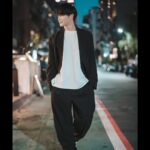 Wayne Song Instagram - 攝影，對我來說是日常生活中不可或缺的一部分，無論在工作時，或是假日出門踏青，我總喜歡帶上相機記錄下我遇到的一切。我覺得，不管是街拍、人像攝影，或是拍自己的「一人攝影棚」，都是一種透過相機的捕捉來達到自我溝通的過程。   今年隨著疫情解封，有更多的機會能夠到不同的地方工作、走走，我也為此添購了不少攝影器材。在把卡刷下去的那個瞬間，我很慶幸有國泰世華CUBE App能幫我打理生活的理財所需，像是使用CUBE卡刷卡時，打開App切換到的「樂饗購」權益，讓我能省下不少辛苦賺來的錢，回饋的小樹點也能直接抵用在信用卡帳單上，非常實用。   此外，也因為有國泰世華CUBE App，讓我的金融生活變得更簡單，不用再被多個銀行App困擾、不需要再煩惱瑣碎的金融事務，一個國泰世華CUBE App就可以輕鬆管理所有金融需求，包括轉帳、繳費、投資理財、股票、外幣兌換、保險、等日常生活會用到的功能。   一站式金融服務：只需一個App就可以處理各種金融事務，從開立 銀行戶頭到投資理財，一切都在這裡。   保險服務：將國泰產險和國泰人壽的保單輕鬆匯入，簡化保單管理，並提供應繳保費提醒和續保提醒，還可以24小時隨時投保。   設計美感：國泰世華CUBE App注重設計、體現了留白美學並提供優雅的界面，讓我們的金融體驗更舒服、愉快。   母子帳戶：同時管理多個帳戶和目標儲蓄，讓我們能更清晰地了解財務狀況。   現代生活如此繁忙，金融管理變得更加重要，國泰世華CUBE App不僅提供全面的金融服務，還帶來簡單、便捷的金融體驗，不再需要處理繁複的金融事務，讓我們可以將時間和精力用在更重要的事情上。   無論是需要投資理財，還是關注保險服務，國泰世華CUBE App都能滿足需求，不再需要搜尋多個App、不再需要跑遍分行，國泰世華CUBE App就是我們的一站式金融夥伴。 國泰世華 CUBE App幫我們掌握金融管理，讓我們更專注於生活。 國泰世華CUBE App – 我們的一站式金融夥伴。 #銀行App #國泰世華CUBEApp #CUBEApp #本文係由國泰世華邀稿 產險商品由國泰產險提供，國泰保單資料由國泰產險與國泰人壽提供。 證券服務由國泰綜合證券提供，CUBE App由國泰世華銀行建置。 投資一定有風險，基金投資有賺有賠，申購前應詳閱公開說明書。 謹慎理財 信用無價 信用卡暨預借現金之各級別循環信用年利率為6.75％~15％（依本行信用評分制度定期評估，循環利率之基準日為104年9月1日）。 預借現金手續費：預借現金金額乘以3％加上新臺幣150元或美元5元，其他相關費用係依本行網站公告。