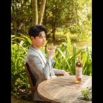 Wayne Song Instagram - @The_Macallan 麥卡倫 全新威士忌系列煥然一新！ 麥卡倫與平面設計大師David Carson的默契結晶，完美呈現於每瓶臻彩系列酒款，融入旅行與生活，全球旅遊免稅店零售獨賣，將旅行、品味融為一體，成為生活中一抹獨特的色彩。 謝謝麥卡倫分享，我手上的包裝AR設計作品是非賣特別款，在機場可以體驗另一種手機AR版本的各年份風味圖案動畫顯示於瓶身上， 麥卡倫免稅精品店現場人員也可以協助將酒包裝成精緻的禮品 ，留給各位當作驚喜了。 The Colour Collection 臻彩系列包含12年、15年、18年、21年和30年的單一麥芽威士忌，味道豐富多元，不只是威士忌，更是一段被陽光療癒的時光，彷彿置身於一場味蕾的奇幻冒險。 就像買了一張機票，踏上了這趟奇妙的旅程，穿梭在機艙裡，來到充滿著獨特韻味的夏日聖地，不只是威士忌，更是享受生活的一種表徵。 隨著不同的香氣，一起品嚐威士忌與生活的美好，展開充滿沈浸式享受的旅程吧！ #TheMacallan #ColourCollection 🥃✨ #TravelExclusive