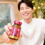 Wayne Song Instagram – Chocola BB極緻膠原錠,我的生活必需品!
忙碌的工作與學業交織在一起的生活,常常恨不得自己每天能多睡幾個小時,在舞台上或鏡頭前,又總是需要維持高度專注的狀態,久而久之,就覺得自己好憔悴,膠原蛋白都不見了。
想要補充膠原蛋白,該怎麼辦呢?
全新7+2配方的Chocola BB極緻膠原錠,不僅有好吸收的小分子膠原蛋白、B群和維生素C之外,還新添加了乳酸菌和鐵,沒有任何特殊氣味,小顆好入口又方便攜帶,就像我的夥伴一樣,每天都陪著我工作、上學和生活。
Chocola BB極緻膠原錠,是我補充膠原蛋白的最佳幫手!
#ChocolaBB
#ChocolaBBCollagen
#ChocolaBBCollagenPremium
#ChocolaBB極緻膠原錠