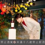 Wayne Song Instagram – 新年快樂！新的一年，一起在「麥卡倫雪莉印象風味特展」迎接美好時光！

還沒走進展場，在忠孝東路上就被漂亮的燈光和戶外車給吸住了目光。這次的活動除了有沉浸式體驗外，還可以喝到全台厲害酒吧的調酒，非常適合跟朋友週末小聚！

這次麥卡倫邀請到橫跨北中南知名酒吧調酒師，帶來源自台灣各地與眾不同的麥卡倫品酩風味，不用跑到台南、高雄就能品嚐到厲害的調酒，非常難得！

12/29-12/31 @barmood_taipei 
1/5-1/7 @barhome1201 
1/12-1/14 @voiceover158 
1/19-1/21 @frenchie.tw 

此外，展場的佈置有著與春池玻璃打造絕美玻璃沙灘，融合沉浸式投影藝術，立體詮釋「永續」和「自然共生」的發展願景。喜歡欣賞藝術創作的朋友，也能在展場裡欣賞到當代攝影師人Erik Madigan Heck的攝影作品與記錄影像，對我這種攝影控來說非常滿足與享受。

「麥卡倫雪莉印象風味特展」是一場將自然、永續及工藝結合首度跨界合作的全新餐食饗宴，那天我帶著微醺與滿足的笑容踏出展場，也希望大家能跟我一樣，在這裡和朋友好好聊個天、替彼此許下新年新願望！

快和我一起體驗：http://s.accupass.com/qglyFc 

@themacallan_taiwan 
#麥卡倫 
#麥卡倫雪莉印象風味特展
#雪莉王者臻峰造極
#追求卓越與自然共生 
#TheMacallan 
#TheMacallanTW