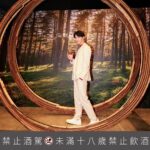 Wayne Song Instagram – 新年快樂！新的一年，一起在「麥卡倫雪莉印象風味特展」迎接美好時光！

還沒走進展場，在忠孝東路上就被漂亮的燈光和戶外車給吸住了目光。這次的活動除了有沉浸式體驗外，還可以喝到全台厲害酒吧的調酒，非常適合跟朋友週末小聚！

這次麥卡倫邀請到橫跨北中南知名酒吧調酒師，帶來源自台灣各地與眾不同的麥卡倫品酩風味，不用跑到台南、高雄就能品嚐到厲害的調酒，非常難得！

12/29-12/31 @barmood_taipei 
1/5-1/7 @barhome1201 
1/12-1/14 @voiceover158 
1/19-1/21 @frenchie.tw 

此外，展場的佈置有著與春池玻璃打造絕美玻璃沙灘，融合沉浸式投影藝術，立體詮釋「永續」和「自然共生」的發展願景。喜歡欣賞藝術創作的朋友，也能在展場裡欣賞到當代攝影師人Erik Madigan Heck的攝影作品與記錄影像，對我這種攝影控來說非常滿足與享受。

「麥卡倫雪莉印象風味特展」是一場將自然、永續及工藝結合首度跨界合作的全新餐食饗宴，那天我帶著微醺與滿足的笑容踏出展場，也希望大家能跟我一樣，在這裡和朋友好好聊個天、替彼此許下新年新願望！

快和我一起體驗：http://s.accupass.com/qglyFc 

@themacallan_taiwan 
#麥卡倫 
#麥卡倫雪莉印象風味特展
#雪莉王者臻峰造極
#追求卓越與自然共生 
#TheMacallan 
#TheMacallanTW