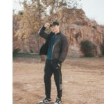 Wayne Song Instagram - 上一次體驗空中飛人的工作節奏已是疫情之前，今年十二月，有種忙得很開心的快感，感謝我所遇到的一切，感謝幫助我的每位夥伴。 最近發現，在飛機上用機上的設備聽一些從來沒聽過的音樂，可能是老歌、可能是我從未接觸過的曲風，只要聽到一首有感覺的，它即是代表這趟旅程的溫度與記憶，很有趣。 平安，旅程繼續前行。 @EmporioArmani #EA7EmporioArmani