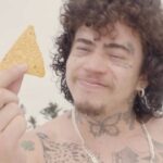 Whindersson Nunes Instagram - Galerinha, sumi uns dias.. Mas calma, foi por um bom motivo 🙊 Eu tava adquirindo vivências tropa, no triangulo das bermudas com uma turma massa e esse triangulo maravilhoso ! Que claro, obvio .. é Doritos®️🔥 Chambra ! #publicidade #ForTheBold @doritosbrasil