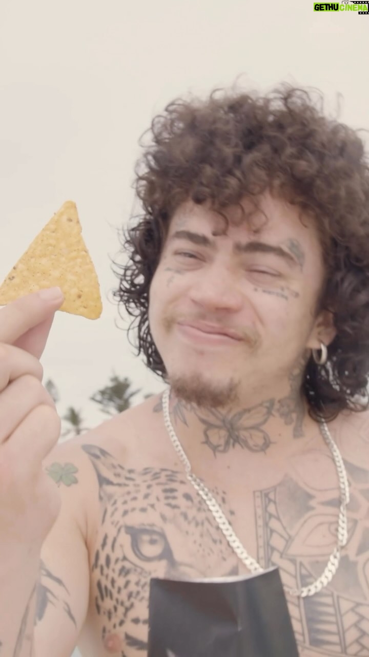 Whindersson Nunes Instagram - Galerinha, sumi uns dias.. Mas calma, foi por um bom motivo 🙊 Eu tava adquirindo vivências tropa, no triangulo das bermudas com uma turma massa e esse triangulo maravilhoso ! Que claro, obvio .. é Doritos®️🔥 Chambra ! #publicidade #ForTheBold @doritosbrasil