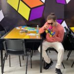 Whindersson Nunes Instagram - “Whind, tem algo que você ainda tenha vontade de realizar?” Sempre pergunta alguém que me olha pensando que o que eu tenho é o suficiente pra viver feliz. A resposta é sempre “eu gosto que pessoas não passem tanto tempo perseguindo um sonho que fica cada vez mais longe por falta de oportunidade ou matéria prima”. Eu sou músico, mas tocaria melhor se tivesse acesso a instrumentos, eu luto, mas comecei aos 24 anos por que nunca nem tinha visto luvas de boxes de perto quando era criança, eu sei o que fazer com um microfone na mão hoje, eu domino 30 mil pessoas por duas horas, mas se não fosse a igreja eu não teria uma boa oratória por que nunca nem me foi dito que falar bem era uma das coisas MAIS IMPORTANTES da vida. EXPANDE é um projeto sócio educacional, desenvolvido pela startup de Parnaíba-PI, @tronroboticaeducativa que eu faço parte. Visa promover a inclusão social por meio da tecnologia, com a criação de Laboratórios de Tecnologia, a sala também está pronta pra receber pessoas com problemas de locomoção, e vamos continuar o estudo das adaptações pra receber todos interessados no avanço da tecnologia. O projeto oferece o ensino de tecnologia para jovens vulneráveis ou em conflito com a lei para que desenvolvam a criatividade e adquiriram múltiplas habilidades, e, assim, ajudá-los a se tornarem protagonistas das próprias vidas, pular toda humilhação que se passa pra ser alguém. A instalação conta com parceira com o TJ do Estado do Piauí, visando atender crianças e adolescentes encaminhados pelo Judiciário e pela rede de apoio aos jovens em situação de vulnerabilidade social. Só não sabe pra onde vai quem não sabe de onde vem. 🔥 Bom Jesus, Piaui, Brazil