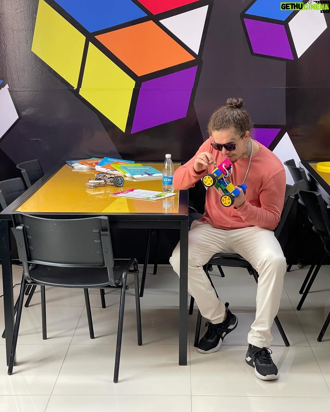 Whindersson Nunes Instagram - “Whind, tem algo que você ainda tenha vontade de realizar?” Sempre pergunta alguém que me olha pensando que o que eu tenho é o suficiente pra viver feliz. A resposta é sempre “eu gosto que pessoas não passem tanto tempo perseguindo um sonho que fica cada vez mais longe por falta de oportunidade ou matéria prima”. Eu sou músico, mas tocaria melhor se tivesse acesso a instrumentos, eu luto, mas comecei aos 24 anos por que nunca nem tinha visto luvas de boxes de perto quando era criança, eu sei o que fazer com um microfone na mão hoje, eu domino 30 mil pessoas por duas horas, mas se não fosse a igreja eu não teria uma boa oratória por que nunca nem me foi dito que falar bem era uma das coisas MAIS IMPORTANTES da vida. EXPANDE é um projeto sócio educacional, desenvolvido pela startup de Parnaíba-PI, @tronroboticaeducativa que eu faço parte. Visa promover a inclusão social por meio da tecnologia, com a criação de Laboratórios de Tecnologia, a sala também está pronta pra receber pessoas com problemas de locomoção, e vamos continuar o estudo das adaptações pra receber todos interessados no avanço da tecnologia. O projeto oferece o ensino de tecnologia para jovens vulneráveis ou em conflito com a lei para que desenvolvam a criatividade e adquiriram múltiplas habilidades, e, assim, ajudá-los a se tornarem protagonistas das próprias vidas, pular toda humilhação que se passa pra ser alguém. A instalação conta com parceira com o TJ do Estado do Piauí, visando atender crianças e adolescentes encaminhados pelo Judiciário e pela rede de apoio aos jovens em situação de vulnerabilidade social. Só não sabe pra onde vai quem não sabe de onde vem. 🔥 Bom Jesus, Piaui, Brazil