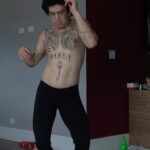 Whindersson Nunes Instagram - Esse é o Whindersson Dançarino da sorte, só aparece de tempos em tempos pra avisar que tem VÍDEO NOVO no canal!! Mais de 1 HORA DE VÍDEO num doc mostrando a trajetória pra primeira vitória no boxe! Se você curtir essa postagem vai ter uma notícia boa até amanhã, mas caso vc ignore, sinto muito, mas sua pingola não vai subir mais amigo e vc minha amiga, seu xibiu vai tampar e sumir 🥺🥺 vc quer isso? Não né? Então marque um amigo nos comentários pra passar a maldição do xibiu e da pingola pra eles!!! LINK NA BIO 🤣🤣🤣