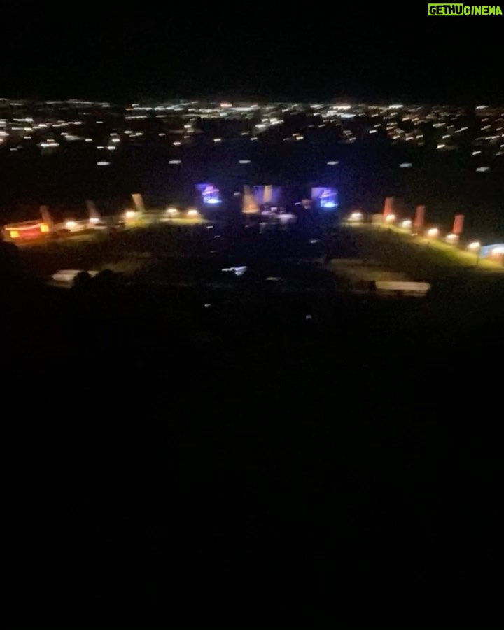 Whindersson Nunes Instagram - Foram 55 shows, 9 países, 27 cidades no Brasil, 187 mil pessoas foram assistir ISSO NÃO É UM CULTO ao vivo. Parei por que faço isso a 10 anos, e fica cada dia mais difícil se superar, o primeiro se chama “Marminino” que tem 126 milhões de views, o segundo “Proparoxítona” com 155 milhões de views, o terceiro se chama “Adulto”, o quarto se chama “É de mim mesmo”, e o último “Isso não é um culto”, esses três últimos estão na Netflix, eles mostram minha visão de mundo em cada época da minha vida, e pra criar algo assim junto com os amigos, a gente tem que olhar pra trás e refletir muito tudo que passamos na vida, tem ficado cada vez mais dolorido olhar pra trás… Mas o último é minha paixão, eu amei tanto viajar com esse show que eu até choro vendo alguns desses vídeos, quando se faz mto você é picado pelo bichinho da perfeição e quer que saia tudo incrível, reunir a equipe perfeita, a abertura de show perfeita, qualidade de som, de telão, iluminação, tuuudo, no Brasil é tudo bem difícil mas eu gosto da dificuldade, eu gosto do último pq eu acho tão diverso, novo, eu gosto de coisas que arrepiam. Eu volto quando tiver coisas mais interessantes pra falar, ou quando eu pensar em algo impressionante pra te mostrar!! Nem tudo pode ser gravado pro último show pq algumas coisas tem direitos autorais, então soltei lá no meu canal uma paródia que gravei pelo Brasil, se vcs gostarem eu solto mais ahahahaha Se você já foi em algum show, me conta aí em baixo como foi sua experiência, e me conta qual show você mais gosta!!!! Um bjoooo! W 💓