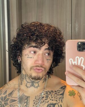 Whindersson Nunes Instagram - Qual fica melhor? 🥺
1. Lambido? 
2. Jorel?