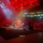 Whindersson Nunes Instagram – Foram 55 shows, 9 países, 27 cidades no Brasil, 187 mil pessoas foram assistir ISSO NÃO É UM CULTO ao vivo. 
Parei por que faço isso a 10 anos, e fica cada dia mais difícil se superar, o primeiro se chama “Marminino” que tem 126 milhões de views, o segundo “Proparoxítona” com 155 milhões de views, o terceiro se chama “Adulto”, o quarto se chama “É de mim mesmo”, e o último “Isso não é um culto”, esses três últimos estão na Netflix, eles mostram minha visão de mundo em cada época da minha vida, e pra criar algo assim junto com os amigos, a gente tem que olhar pra trás e refletir muito tudo que passamos na vida, tem ficado cada vez mais dolorido olhar pra trás… Mas o último é minha paixão, eu amei tanto viajar com esse show que eu até choro vendo alguns desses vídeos, quando se faz mto você é picado pelo bichinho da perfeição e quer que saia tudo incrível, reunir a equipe perfeita, a abertura de show perfeita, qualidade de som, de telão, iluminação, tuuudo, no Brasil é tudo bem difícil mas eu gosto da dificuldade, eu gosto do último pq eu acho tão diverso, novo, eu gosto de coisas que arrepiam. Eu volto quando tiver coisas mais interessantes pra falar, ou quando eu pensar em algo impressionante pra te mostrar!!
Nem tudo pode ser gravado pro último show pq algumas coisas tem direitos autorais, então soltei lá no meu canal uma paródia que gravei pelo Brasil, se vcs gostarem eu solto mais ahahahaha 
Se você já foi em algum show, me conta aí em baixo como foi sua experiência, e me conta qual show você mais gosta!!!!
Um bjoooo!
W 💓