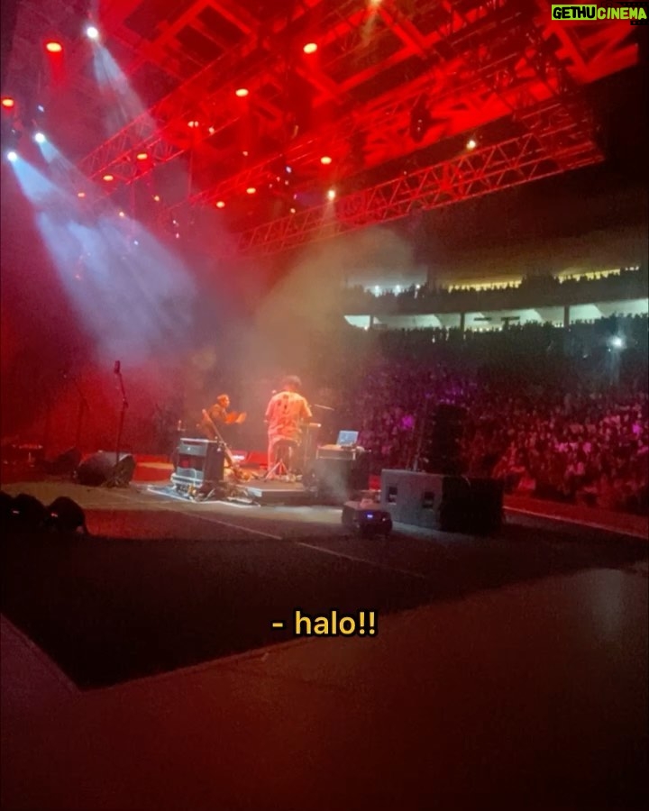 Whindersson Nunes Instagram - Foram 55 shows, 9 países, 27 cidades no Brasil, 187 mil pessoas foram assistir ISSO NÃO É UM CULTO ao vivo. Parei por que faço isso a 10 anos, e fica cada dia mais difícil se superar, o primeiro se chama “Marminino” que tem 126 milhões de views, o segundo “Proparoxítona” com 155 milhões de views, o terceiro se chama “Adulto”, o quarto se chama “É de mim mesmo”, e o último “Isso não é um culto”, esses três últimos estão na Netflix, eles mostram minha visão de mundo em cada época da minha vida, e pra criar algo assim junto com os amigos, a gente tem que olhar pra trás e refletir muito tudo que passamos na vida, tem ficado cada vez mais dolorido olhar pra trás… Mas o último é minha paixão, eu amei tanto viajar com esse show que eu até choro vendo alguns desses vídeos, quando se faz mto você é picado pelo bichinho da perfeição e quer que saia tudo incrível, reunir a equipe perfeita, a abertura de show perfeita, qualidade de som, de telão, iluminação, tuuudo, no Brasil é tudo bem difícil mas eu gosto da dificuldade, eu gosto do último pq eu acho tão diverso, novo, eu gosto de coisas que arrepiam. Eu volto quando tiver coisas mais interessantes pra falar, ou quando eu pensar em algo impressionante pra te mostrar!! Nem tudo pode ser gravado pro último show pq algumas coisas tem direitos autorais, então soltei lá no meu canal uma paródia que gravei pelo Brasil, se vcs gostarem eu solto mais ahahahaha Se você já foi em algum show, me conta aí em baixo como foi sua experiência, e me conta qual show você mais gosta!!!! Um bjoooo! W 💓