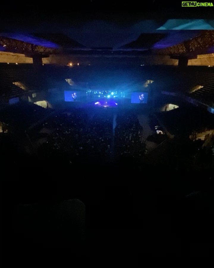Whindersson Nunes Instagram - Foram 55 shows, 9 países, 27 cidades no Brasil, 187 mil pessoas foram assistir ISSO NÃO É UM CULTO ao vivo. Parei por que faço isso a 10 anos, e fica cada dia mais difícil se superar, o primeiro se chama “Marminino” que tem 126 milhões de views, o segundo “Proparoxítona” com 155 milhões de views, o terceiro se chama “Adulto”, o quarto se chama “É de mim mesmo”, e o último “Isso não é um culto”, esses três últimos estão na Netflix, eles mostram minha visão de mundo em cada época da minha vida, e pra criar algo assim junto com os amigos, a gente tem que olhar pra trás e refletir muito tudo que passamos na vida, tem ficado cada vez mais dolorido olhar pra trás… Mas o último é minha paixão, eu amei tanto viajar com esse show que eu até choro vendo alguns desses vídeos, quando se faz mto você é picado pelo bichinho da perfeição e quer que saia tudo incrível, reunir a equipe perfeita, a abertura de show perfeita, qualidade de som, de telão, iluminação, tuuudo, no Brasil é tudo bem difícil mas eu gosto da dificuldade, eu gosto do último pq eu acho tão diverso, novo, eu gosto de coisas que arrepiam. Eu volto quando tiver coisas mais interessantes pra falar, ou quando eu pensar em algo impressionante pra te mostrar!! Nem tudo pode ser gravado pro último show pq algumas coisas tem direitos autorais, então soltei lá no meu canal uma paródia que gravei pelo Brasil, se vcs gostarem eu solto mais ahahahaha Se você já foi em algum show, me conta aí em baixo como foi sua experiência, e me conta qual show você mais gosta!!!! Um bjoooo! W 💓