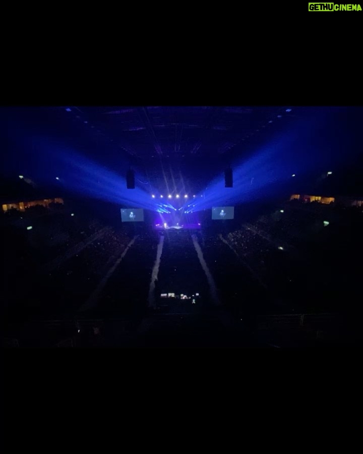 Whindersson Nunes Instagram - Foram 55 shows, 9 países, 27 cidades no Brasil, 187 mil pessoas foram assistir ISSO NÃO É UM CULTO ao vivo. Parei por que faço isso a 10 anos, e fica cada dia mais difícil se superar, o primeiro se chama “Marminino” que tem 126 milhões de views, o segundo “Proparoxítona” com 155 milhões de views, o terceiro se chama “Adulto”, o quarto se chama “É de mim mesmo”, e o último “Isso não é um culto”, esses três últimos estão na Netflix, eles mostram minha visão de mundo em cada época da minha vida, e pra criar algo assim junto com os amigos, a gente tem que olhar pra trás e refletir muito tudo que passamos na vida, tem ficado cada vez mais dolorido olhar pra trás… Mas o último é minha paixão, eu amei tanto viajar com esse show que eu até choro vendo alguns desses vídeos, quando se faz mto você é picado pelo bichinho da perfeição e quer que saia tudo incrível, reunir a equipe perfeita, a abertura de show perfeita, qualidade de som, de telão, iluminação, tuuudo, no Brasil é tudo bem difícil mas eu gosto da dificuldade, eu gosto do último pq eu acho tão diverso, novo, eu gosto de coisas que arrepiam. Eu volto quando tiver coisas mais interessantes pra falar, ou quando eu pensar em algo impressionante pra te mostrar!! Nem tudo pode ser gravado pro último show pq algumas coisas tem direitos autorais, então soltei lá no meu canal uma paródia que gravei pelo Brasil, se vcs gostarem eu solto mais ahahahaha Se você já foi em algum show, me conta aí em baixo como foi sua experiência, e me conta qual show você mais gosta!!!! Um bjoooo! W 💓