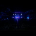 Whindersson Nunes Instagram – Foram 55 shows, 9 países, 27 cidades no Brasil, 187 mil pessoas foram assistir ISSO NÃO É UM CULTO ao vivo. 
Parei por que faço isso a 10 anos, e fica cada dia mais difícil se superar, o primeiro se chama “Marminino” que tem 126 milhões de views, o segundo “Proparoxítona” com 155 milhões de views, o terceiro se chama “Adulto”, o quarto se chama “É de mim mesmo”, e o último “Isso não é um culto”, esses três últimos estão na Netflix, eles mostram minha visão de mundo em cada época da minha vida, e pra criar algo assim junto com os amigos, a gente tem que olhar pra trás e refletir muito tudo que passamos na vida, tem ficado cada vez mais dolorido olhar pra trás… Mas o último é minha paixão, eu amei tanto viajar com esse show que eu até choro vendo alguns desses vídeos, quando se faz mto você é picado pelo bichinho da perfeição e quer que saia tudo incrível, reunir a equipe perfeita, a abertura de show perfeita, qualidade de som, de telão, iluminação, tuuudo, no Brasil é tudo bem difícil mas eu gosto da dificuldade, eu gosto do último pq eu acho tão diverso, novo, eu gosto de coisas que arrepiam. Eu volto quando tiver coisas mais interessantes pra falar, ou quando eu pensar em algo impressionante pra te mostrar!!
Nem tudo pode ser gravado pro último show pq algumas coisas tem direitos autorais, então soltei lá no meu canal uma paródia que gravei pelo Brasil, se vcs gostarem eu solto mais ahahahaha 
Se você já foi em algum show, me conta aí em baixo como foi sua experiência, e me conta qual show você mais gosta!!!!
Um bjoooo!
W 💓