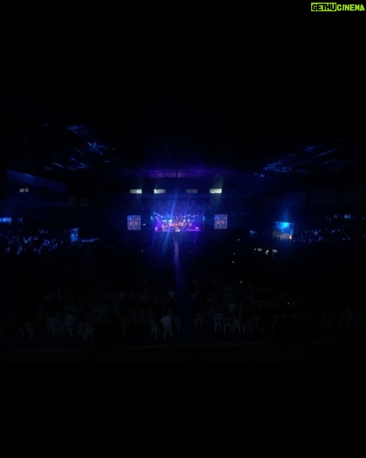 Whindersson Nunes Instagram - Foram 55 shows, 9 países, 27 cidades no Brasil, 187 mil pessoas foram assistir ISSO NÃO É UM CULTO ao vivo. Parei por que faço isso a 10 anos, e fica cada dia mais difícil se superar, o primeiro se chama “Marminino” que tem 126 milhões de views, o segundo “Proparoxítona” com 155 milhões de views, o terceiro se chama “Adulto”, o quarto se chama “É de mim mesmo”, e o último “Isso não é um culto”, esses três últimos estão na Netflix, eles mostram minha visão de mundo em cada época da minha vida, e pra criar algo assim junto com os amigos, a gente tem que olhar pra trás e refletir muito tudo que passamos na vida, tem ficado cada vez mais dolorido olhar pra trás… Mas o último é minha paixão, eu amei tanto viajar com esse show que eu até choro vendo alguns desses vídeos, quando se faz mto você é picado pelo bichinho da perfeição e quer que saia tudo incrível, reunir a equipe perfeita, a abertura de show perfeita, qualidade de som, de telão, iluminação, tuuudo, no Brasil é tudo bem difícil mas eu gosto da dificuldade, eu gosto do último pq eu acho tão diverso, novo, eu gosto de coisas que arrepiam. Eu volto quando tiver coisas mais interessantes pra falar, ou quando eu pensar em algo impressionante pra te mostrar!! Nem tudo pode ser gravado pro último show pq algumas coisas tem direitos autorais, então soltei lá no meu canal uma paródia que gravei pelo Brasil, se vcs gostarem eu solto mais ahahahaha Se você já foi em algum show, me conta aí em baixo como foi sua experiência, e me conta qual show você mais gosta!!!! Um bjoooo! W 💓