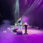 Whindersson Nunes Instagram – Foram 55 shows, 9 países, 27 cidades no Brasil, 187 mil pessoas foram assistir ISSO NÃO É UM CULTO ao vivo. 
Parei por que faço isso a 10 anos, e fica cada dia mais difícil se superar, o primeiro se chama “Marminino” que tem 126 milhões de views, o segundo “Proparoxítona” com 155 milhões de views, o terceiro se chama “Adulto”, o quarto se chama “É de mim mesmo”, e o último “Isso não é um culto”, esses três últimos estão na Netflix, eles mostram minha visão de mundo em cada época da minha vida, e pra criar algo assim junto com os amigos, a gente tem que olhar pra trás e refletir muito tudo que passamos na vida, tem ficado cada vez mais dolorido olhar pra trás… Mas o último é minha paixão, eu amei tanto viajar com esse show que eu até choro vendo alguns desses vídeos, quando se faz mto você é picado pelo bichinho da perfeição e quer que saia tudo incrível, reunir a equipe perfeita, a abertura de show perfeita, qualidade de som, de telão, iluminação, tuuudo, no Brasil é tudo bem difícil mas eu gosto da dificuldade, eu gosto do último pq eu acho tão diverso, novo, eu gosto de coisas que arrepiam. Eu volto quando tiver coisas mais interessantes pra falar, ou quando eu pensar em algo impressionante pra te mostrar!!
Nem tudo pode ser gravado pro último show pq algumas coisas tem direitos autorais, então soltei lá no meu canal uma paródia que gravei pelo Brasil, se vcs gostarem eu solto mais ahahahaha 
Se você já foi em algum show, me conta aí em baixo como foi sua experiência, e me conta qual show você mais gosta!!!!
Um bjoooo!
W 💓