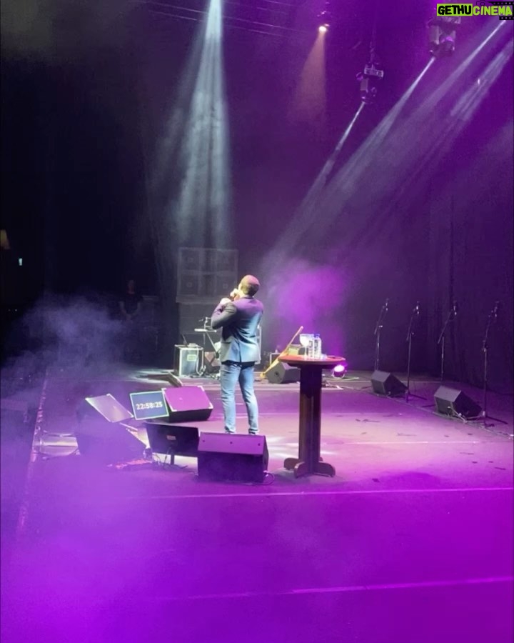 Whindersson Nunes Instagram - Foram 55 shows, 9 países, 27 cidades no Brasil, 187 mil pessoas foram assistir ISSO NÃO É UM CULTO ao vivo. Parei por que faço isso a 10 anos, e fica cada dia mais difícil se superar, o primeiro se chama “Marminino” que tem 126 milhões de views, o segundo “Proparoxítona” com 155 milhões de views, o terceiro se chama “Adulto”, o quarto se chama “É de mim mesmo”, e o último “Isso não é um culto”, esses três últimos estão na Netflix, eles mostram minha visão de mundo em cada época da minha vida, e pra criar algo assim junto com os amigos, a gente tem que olhar pra trás e refletir muito tudo que passamos na vida, tem ficado cada vez mais dolorido olhar pra trás… Mas o último é minha paixão, eu amei tanto viajar com esse show que eu até choro vendo alguns desses vídeos, quando se faz mto você é picado pelo bichinho da perfeição e quer que saia tudo incrível, reunir a equipe perfeita, a abertura de show perfeita, qualidade de som, de telão, iluminação, tuuudo, no Brasil é tudo bem difícil mas eu gosto da dificuldade, eu gosto do último pq eu acho tão diverso, novo, eu gosto de coisas que arrepiam. Eu volto quando tiver coisas mais interessantes pra falar, ou quando eu pensar em algo impressionante pra te mostrar!! Nem tudo pode ser gravado pro último show pq algumas coisas tem direitos autorais, então soltei lá no meu canal uma paródia que gravei pelo Brasil, se vcs gostarem eu solto mais ahahahaha Se você já foi em algum show, me conta aí em baixo como foi sua experiência, e me conta qual show você mais gosta!!!! Um bjoooo! W 💓