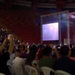 Whindersson Nunes Instagram – Foram 55 shows, 9 países, 27 cidades no Brasil, 187 mil pessoas foram assistir ISSO NÃO É UM CULTO ao vivo. 
Parei por que faço isso a 10 anos, e fica cada dia mais difícil se superar, o primeiro se chama “Marminino” que tem 126 milhões de views, o segundo “Proparoxítona” com 155 milhões de views, o terceiro se chama “Adulto”, o quarto se chama “É de mim mesmo”, e o último “Isso não é um culto”, esses três últimos estão na Netflix, eles mostram minha visão de mundo em cada época da minha vida, e pra criar algo assim junto com os amigos, a gente tem que olhar pra trás e refletir muito tudo que passamos na vida, tem ficado cada vez mais dolorido olhar pra trás… Mas o último é minha paixão, eu amei tanto viajar com esse show que eu até choro vendo alguns desses vídeos, quando se faz mto você é picado pelo bichinho da perfeição e quer que saia tudo incrível, reunir a equipe perfeita, a abertura de show perfeita, qualidade de som, de telão, iluminação, tuuudo, no Brasil é tudo bem difícil mas eu gosto da dificuldade, eu gosto do último pq eu acho tão diverso, novo, eu gosto de coisas que arrepiam. Eu volto quando tiver coisas mais interessantes pra falar, ou quando eu pensar em algo impressionante pra te mostrar!!
Nem tudo pode ser gravado pro último show pq algumas coisas tem direitos autorais, então soltei lá no meu canal uma paródia que gravei pelo Brasil, se vcs gostarem eu solto mais ahahahaha 
Se você já foi em algum show, me conta aí em baixo como foi sua experiência, e me conta qual show você mais gosta!!!!
Um bjoooo!
W 💓