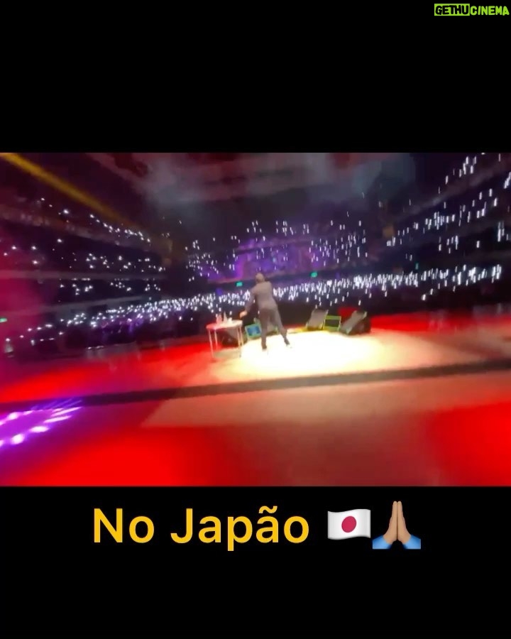 Whindersson Nunes Instagram - Foram 55 shows, 9 países, 27 cidades no Brasil, 187 mil pessoas foram assistir ISSO NÃO É UM CULTO ao vivo. Parei por que faço isso a 10 anos, e fica cada dia mais difícil se superar, o primeiro se chama “Marminino” que tem 126 milhões de views, o segundo “Proparoxítona” com 155 milhões de views, o terceiro se chama “Adulto”, o quarto se chama “É de mim mesmo”, e o último “Isso não é um culto”, esses três últimos estão na Netflix, eles mostram minha visão de mundo em cada época da minha vida, e pra criar algo assim junto com os amigos, a gente tem que olhar pra trás e refletir muito tudo que passamos na vida, tem ficado cada vez mais dolorido olhar pra trás… Mas o último é minha paixão, eu amei tanto viajar com esse show que eu até choro vendo alguns desses vídeos, quando se faz mto você é picado pelo bichinho da perfeição e quer que saia tudo incrível, reunir a equipe perfeita, a abertura de show perfeita, qualidade de som, de telão, iluminação, tuuudo, no Brasil é tudo bem difícil mas eu gosto da dificuldade, eu gosto do último pq eu acho tão diverso, novo, eu gosto de coisas que arrepiam. Eu volto quando tiver coisas mais interessantes pra falar, ou quando eu pensar em algo impressionante pra te mostrar!! Nem tudo pode ser gravado pro último show pq algumas coisas tem direitos autorais, então soltei lá no meu canal uma paródia que gravei pelo Brasil, se vcs gostarem eu solto mais ahahahaha Se você já foi em algum show, me conta aí em baixo como foi sua experiência, e me conta qual show você mais gosta!!!! Um bjoooo! W 💓