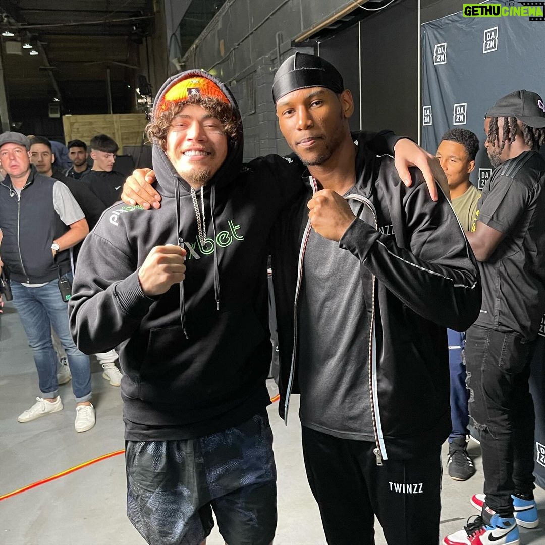Whindersson Nunes Instagram - “Nem todo mundo que você luta é seu inimigo e nem todo mundo que te ajuda é seu amigo” - Mike Tyson Sábado, dia 14 eu luto em Manchester na Inglaterra, link pra assistir na minha bio! Manchester UK