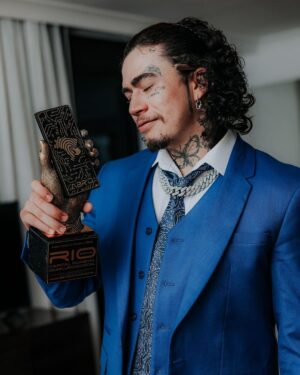 Whindersson Nunes Instagram - Eu não costumo receber prêmios, e eles param de me dar pq eu não busco, eles mandam o convite então eles tem meu endereço kkkkkkk
Eu gosto de prêmio pesado, pq da impressão que é bom,o da nickelodeon se der na cabeça de um meu fi..
Mas eu sei reconhecer quando algum prêmio pode abrir portas não só pra mim mas também para os meus, pra pessoas do lugar de onde eu vim! Premiado pelo poder da influência, e por essa influência eu queria falar sobre a @tronroboticaeducativa , uma empresa de robótica e tecnologia que tenho no Piauí, criada com a intenção de ter tecnologia na grade curricular das escolas, já que o futuro é tecnológico. Deixar a astronomia mais próxima, se tudo que é no micro é no macro, sabendo sobre o universo a gente conhece mais sobre nós. Criamos também um dispositivo pra pcds auditivos poderem curtir um show de música, queria usar da influência que me trouxe até aqui pra chamar sua atenção, pra você conhecer a empresa e os projetos, vão ajudar pessoas a terem sensações que nunca pensaram em ter, obrigado! W♥️
