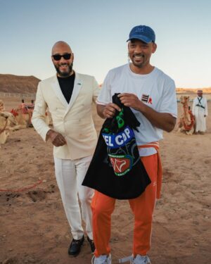 Will Smith Instagram - WOW. This was a whirlwind trip of 1sts. My first time to a camel race, my first time seeing the ancient remains of Hegra, my first time to the world’s largest mirrored building, then topping it off at F1! 
Thanx @therealswizzz, @saudibronx, @alulamoments, @lewishamilton, @mercedesamgf1, ’n @f1. #saudiarabiangp 📷: @jas