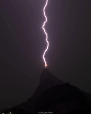 Will Smith Instagram - WHOA! Lightning struck O Cristo!! (Christ the Redeemer statue in Rio) Okay… I get it… I’ma straighten up! 😳

📷 @fsbragaphotos