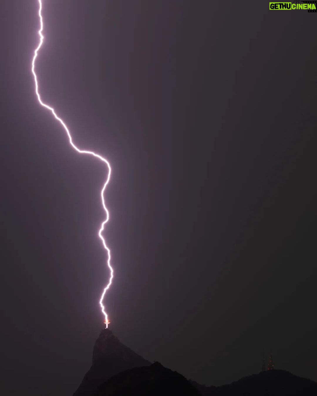 Will Smith - 7.1 Million Likes - WHOA! Lightning struck O Cristo!! (Christ the Redeemer statue in Rio) Okay… I get it… I’ma straighten up! 😳
📷 @fsbragaphotos