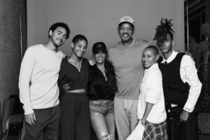 Will Smith Instagram - Best Thanksgiving Ever! (That’s Mom-Mom with her 9 grandkids!!)

📸 @alansilfen