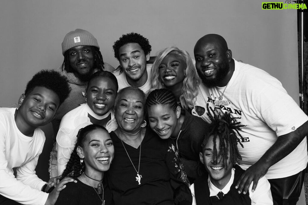 Will Smith Instagram - Best Thanksgiving Ever! (That’s Mom-Mom with her 9 grandkids!!) 📸 @alansilfen