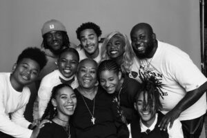 Will Smith Instagram - Best Thanksgiving Ever! (That’s Mom-Mom with her 9 grandkids!!)

📸 @alansilfen