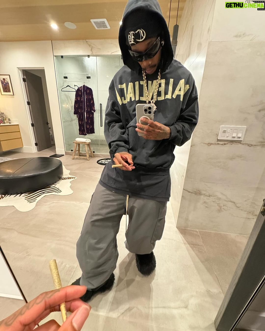 Wiz Khalifa Instagram - How am i sposed to drive the Rari in these?