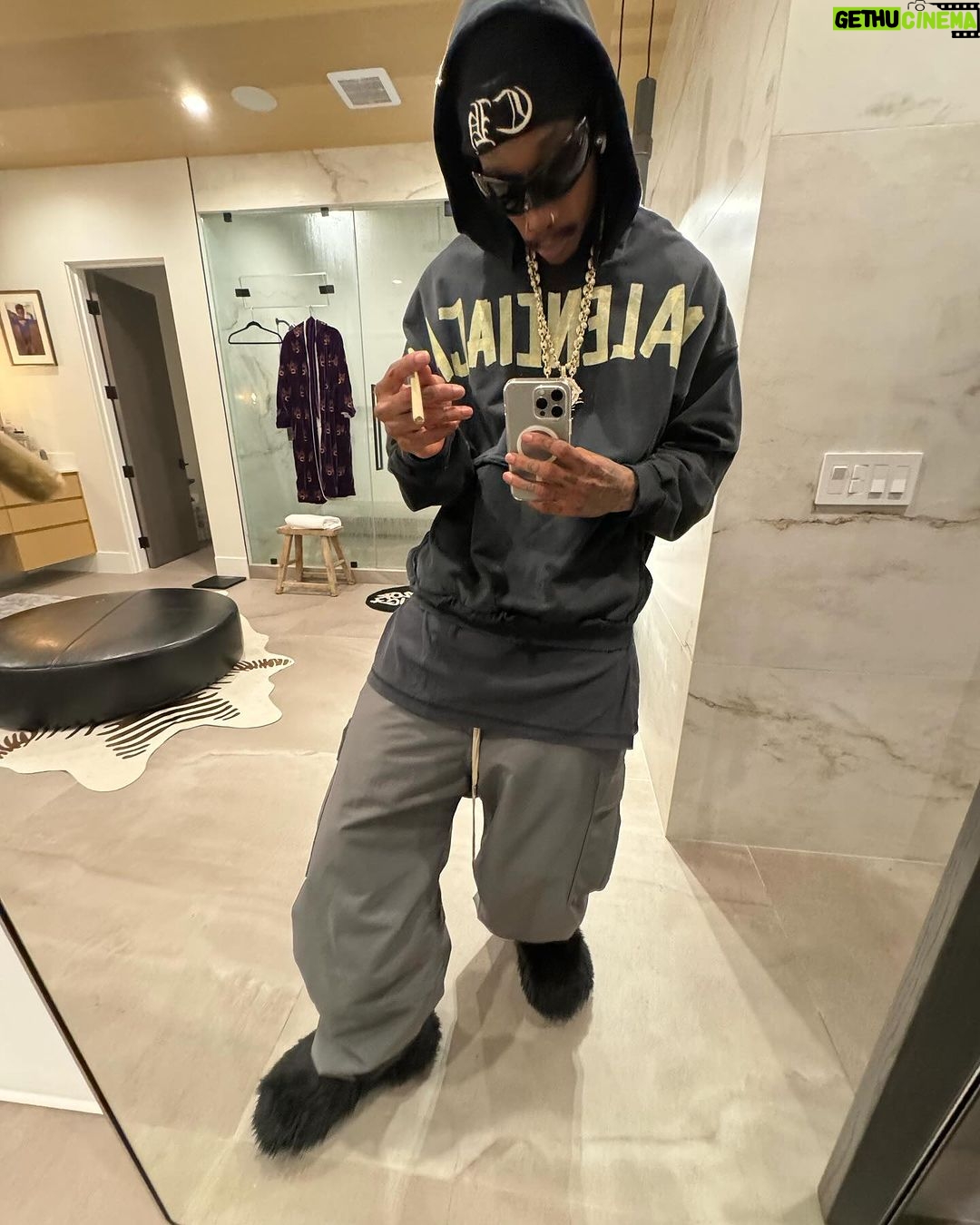 Wiz Khalifa Instagram - How am i sposed to drive the Rari in these?