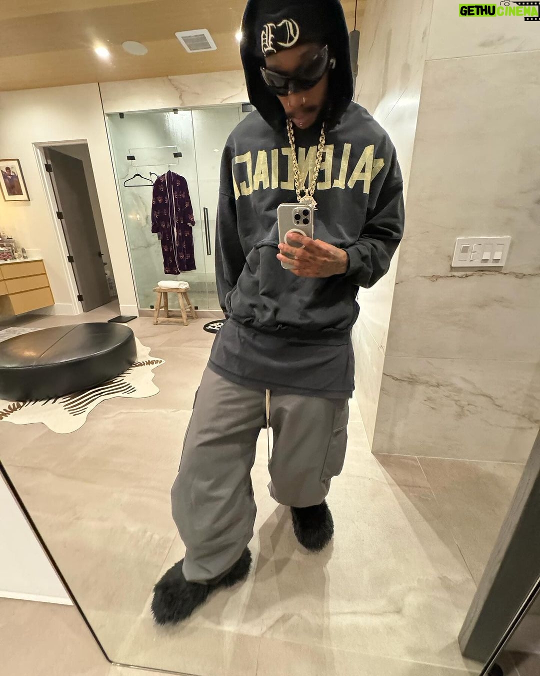 Wiz Khalifa Instagram - How am i sposed to drive the Rari in these?