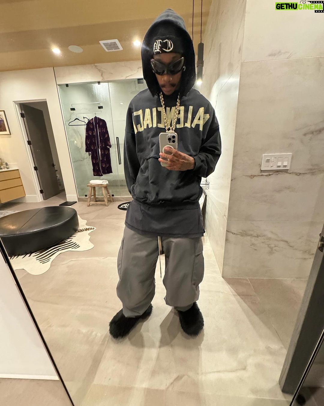 Wiz Khalifa Instagram - How am i sposed to drive the Rari in these?