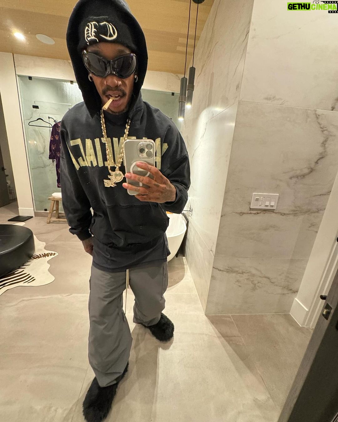 Wiz Khalifa Instagram - How am i sposed to drive the Rari in these?