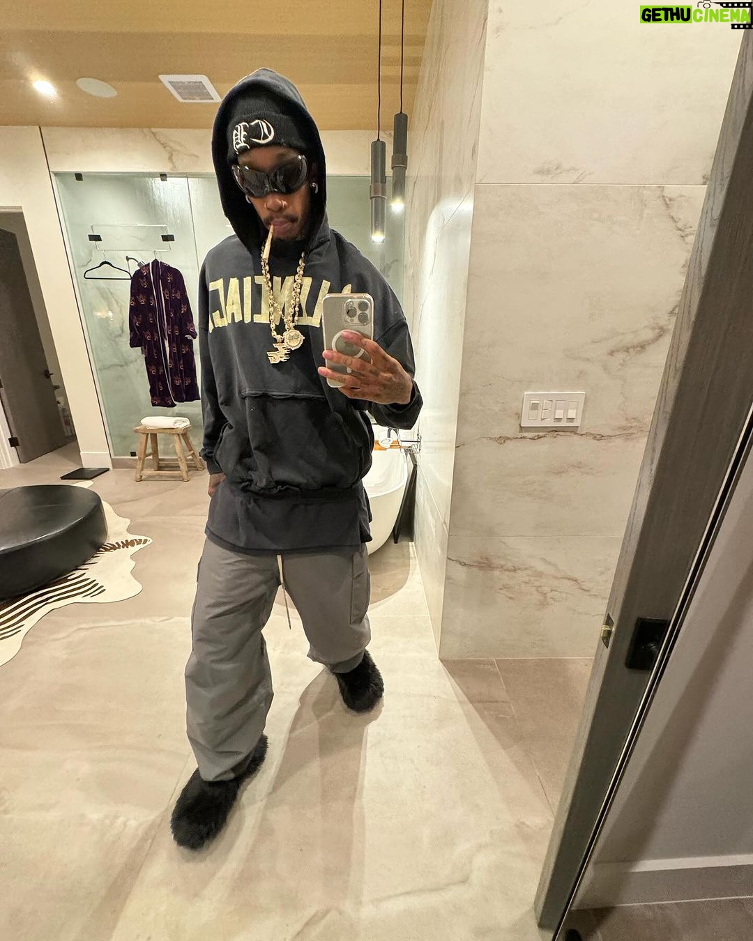 Wiz Khalifa Instagram - How am i sposed to drive the Rari in these?