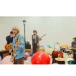 Yûka Eda Instagram – ヤングスキニー「恋は盲目」
@yang_skinny 

監督してます。

普段あれだけ冷静沈着なあの子も、しっかりしている大人なあの人も、結局誰かを好きになると自分が自分じゃなくなるし、有ることないこと考えて勝手に鬱になるし、と思ったら些細なことで急激ハッピーになるし。

どうしようもなく誰かを好きになってるときというのは、普段隠してきた心のなかのこどもがピュアに生きているのを感じますよね。
相手に振り回されてるそんな感じが痛くもあり楽しくもあり。けどまあよく考えると自分で自分を振り回してるような…
てことでmusic video 楽しんでいただけたら🍟

またOP曲としても..ドラマ『瓜を破る』もよろしくお願いします！

🍟staff credit

Starring: Kayayu, Halo Asada 

Director: Yuka Eda

Cinematographer: Shinya Matsuo 
1st AC: Yu Nakamoto
2nd AC: Sugata Ishii
Lighting Director: Yoshiyuki Morishita (MIKOSHI Co.,Ltd.) 
Lighting Assistant: Yosuke Narita
Production Designer: Naomi Iwase (R.mond)

Hair & Make up: Kana Sakurai
Hair & Make up 
Assistant: Nene Nishiyama 
Stylist: Haruki Okamura
Stylist Assistant: Ayaka Ebata
Offline Editor: Ayaka Yamamoto 

Making Director: Masanori Tanimoto
Production Assistant: Kazunari Yamaguchi, Satoru Endo 

Casting Producer: Ryo Inada (koe Inc.)
Assistant Producer: Takuma Obara (koe Inc.)
Producer: Yosuke Yamaguchi (koe Inc.) 
Production: koe Inc.
