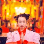 Yûka Eda Instagram - お知らせ 三戸なつめさんのデビュー10周年記念フォトエッセイ『なつめろん』が8月12日に発売します。 撮影を担当してます。 全編台湾ロケ フォトエッセイということで、台湾での撮り下ろし写真もたっぷりですが、三戸さんの心からの言葉もたくさん綴られていて、大切な一冊になりそうです。 食べて笑って歩いての目まぐるしい三戸さんとの台湾時間をひたすら楽しい気持ちで追いかけました。放っておいても大人になってしまうし、どこからともなく年相応なんて言葉が降ってきますが、そんなの無視して、ふざけてはしゃいで走り抜けてほしいなと、撮りながら、ふと思いました。三戸さんの人生の大切な瞬間が少しでも多く写っていたら嬉しいです。 本日から予約スタートです。 是非とも。